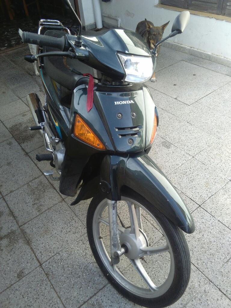 Una Moto Honda Wawe2006