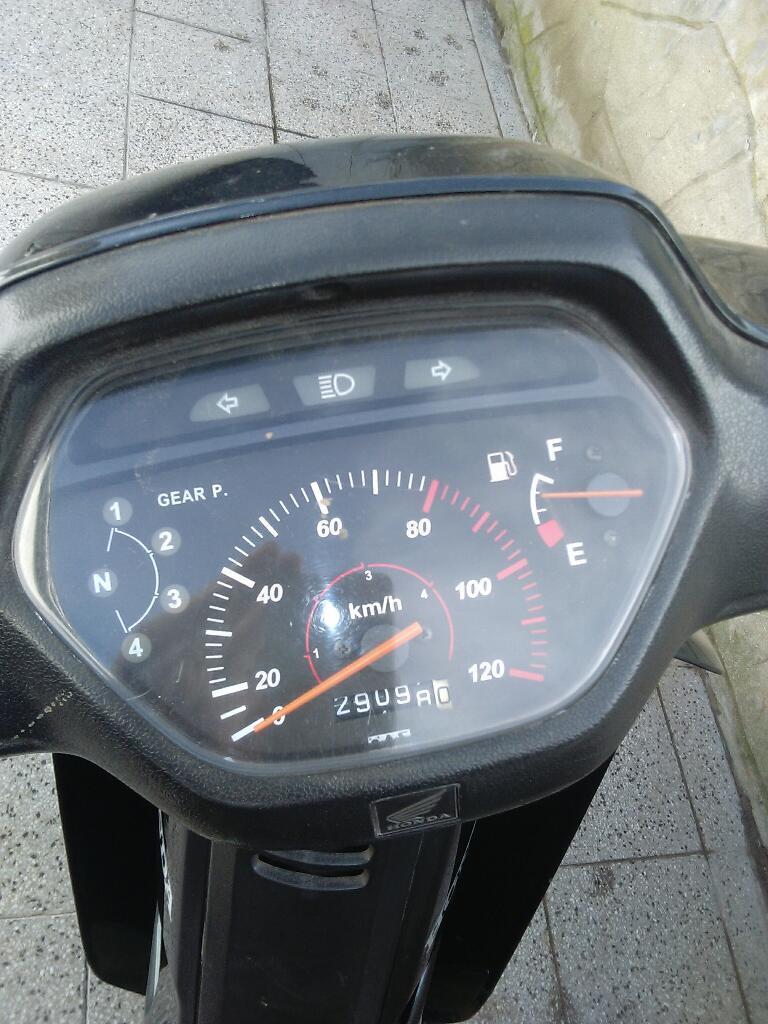 Una Moto Honda Wawe2006