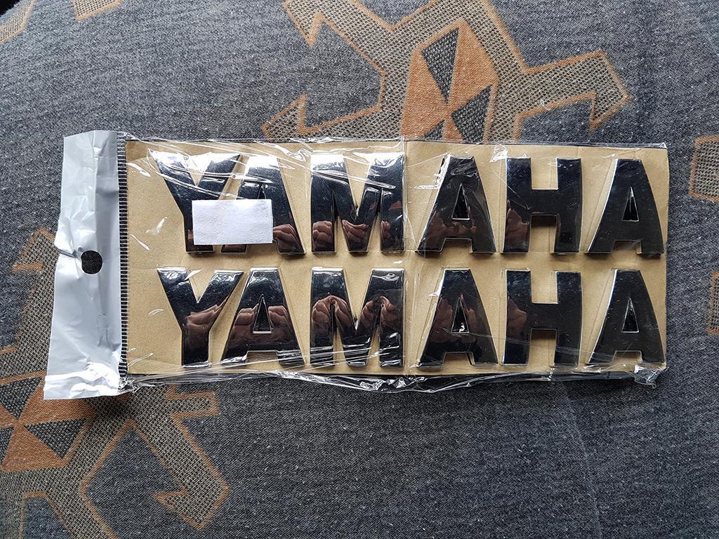 YAMAHA Letras corporeas cromada