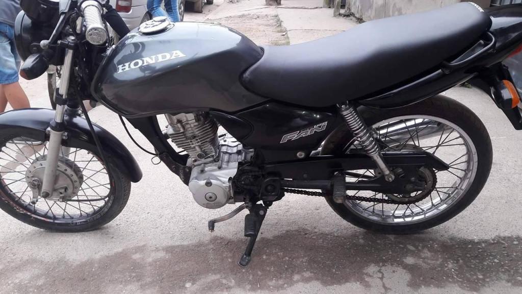 Vendo o Permuto por moto honda. cg fan mdelo 2009 todos los papeles