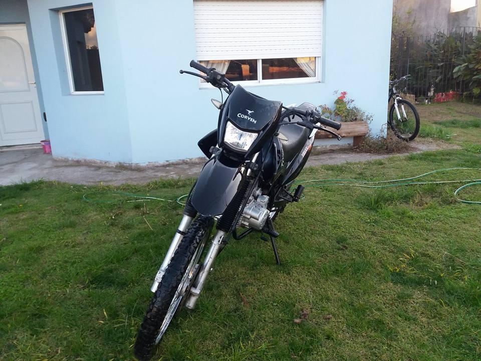 Vendo moto Corven Triax 200cc, excelente estado, todos los papeles al día