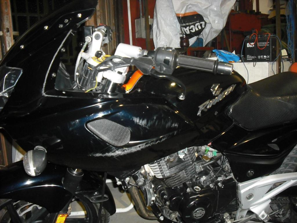 BAJAJ ROUSER 220 F 2011