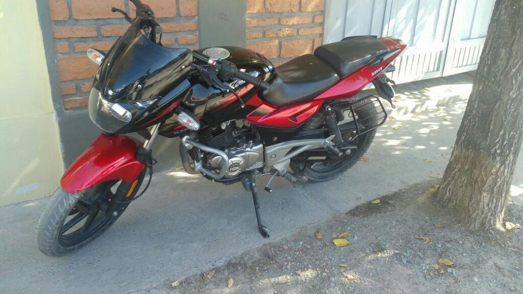 Rouser Bajaj 180cc