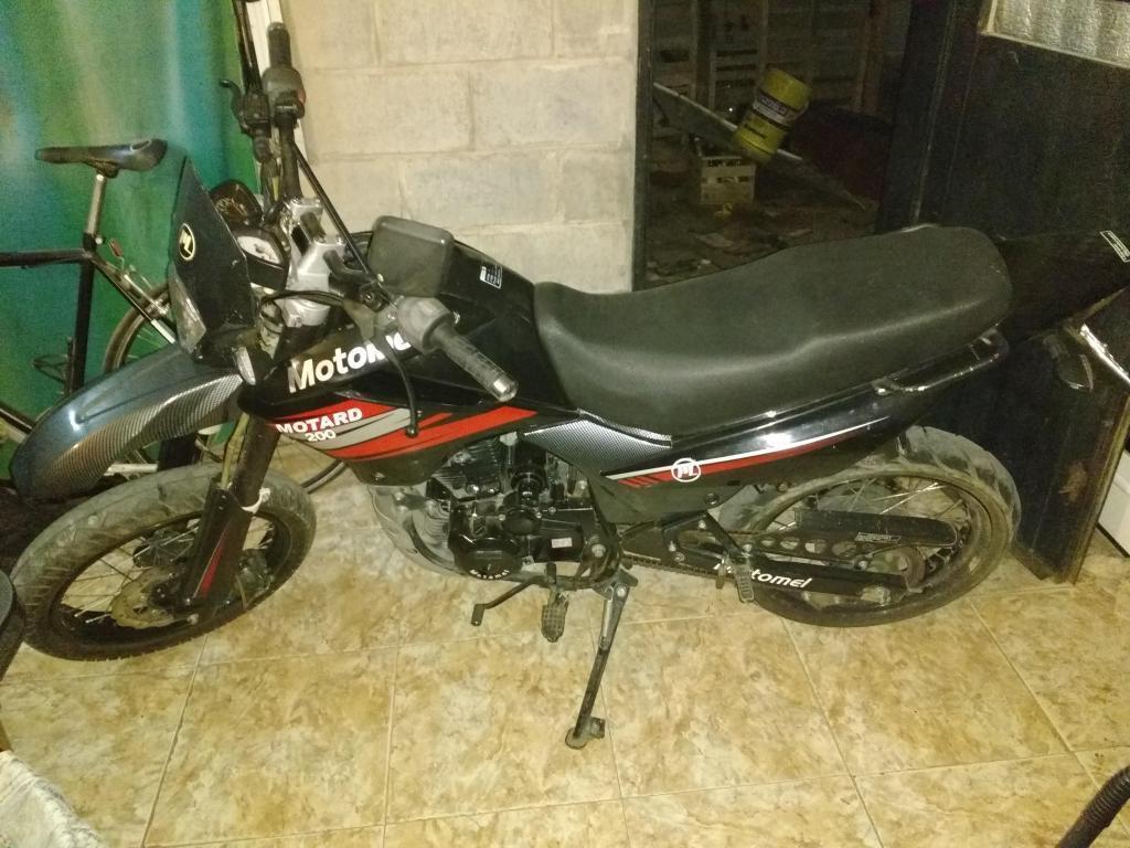 Vendo o permuto Motomel Motard 200cc modelo 2014