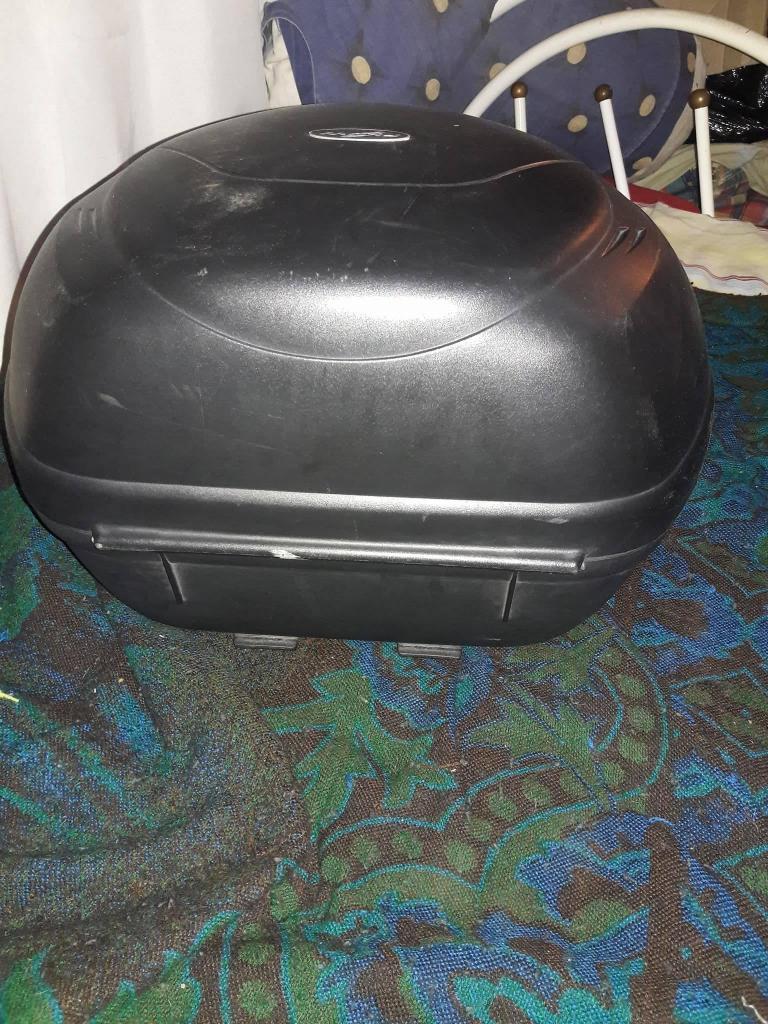 Baul Givi 35L con parrilla Rouser 180 y 220