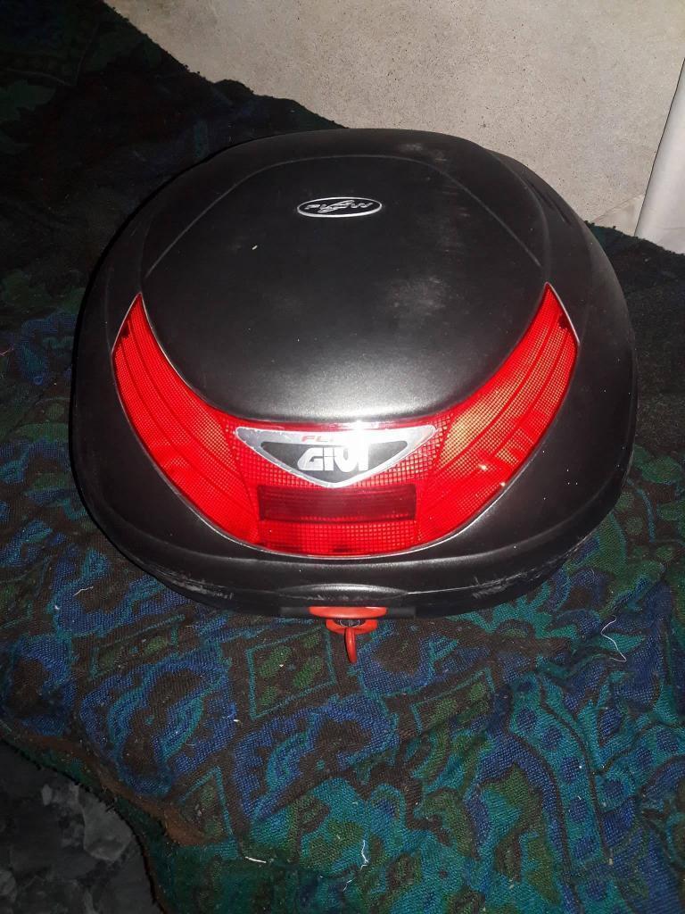 Baul Givi 35L con parrilla Rouser 180 y 220