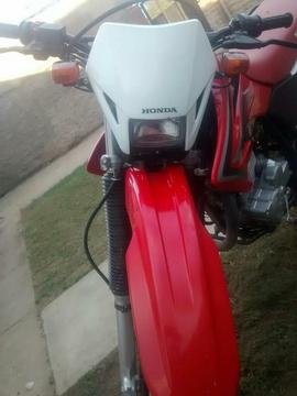 Moto Honda Tornado