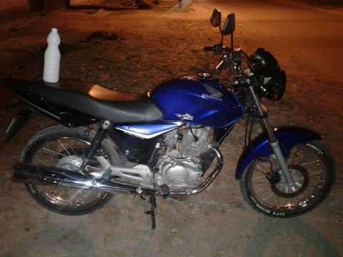 Vendo Titan Modelo 2015 con Sus Papeles