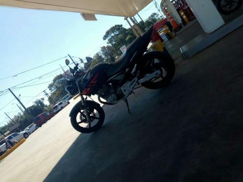 Vendo Honda Twister 2012. Recibo Biz 105